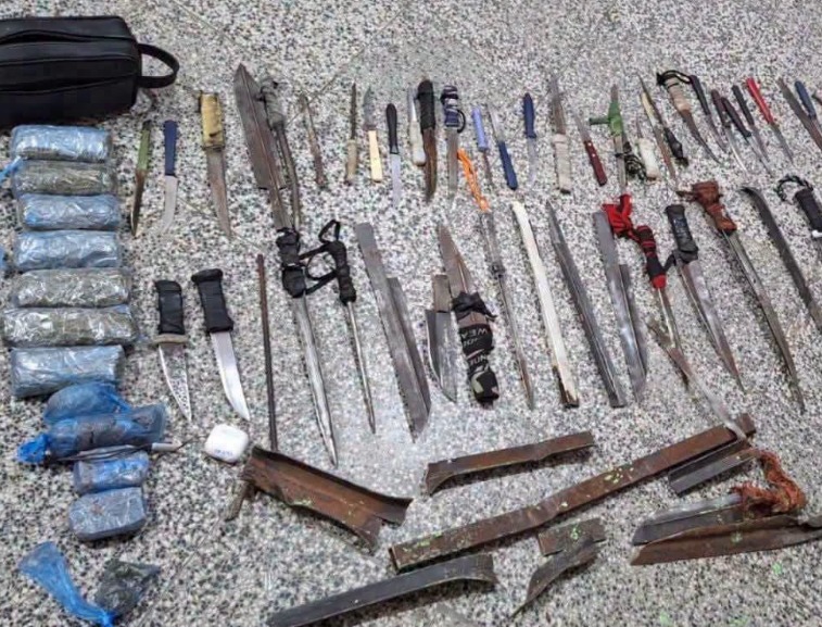 Incautan armas y celulares tras requisas a facción criminal en penitenciarías Incautan armas y celulares tras requisas a facción criminal en penitenciarías