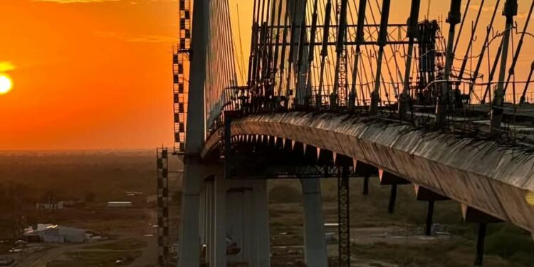 Puente Bioceánico entra en su etapa final con retiro de estructuras de gran peso sobre el río Paraguay