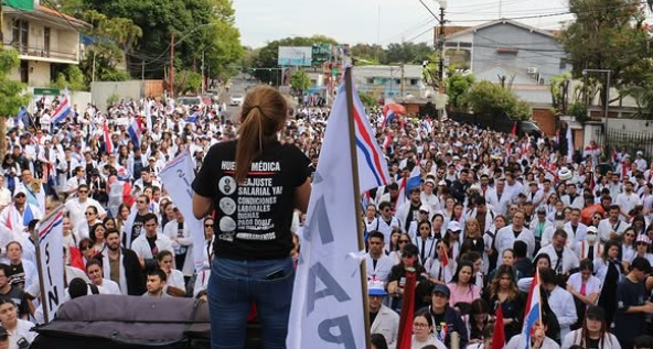 Más de 190 médicos especialistas renuncian al Ministerio de Salud y exigen salida de la ministra Más de 190 médicos especialistas renuncian al Ministerio de Salud y exigen salida de la ministra