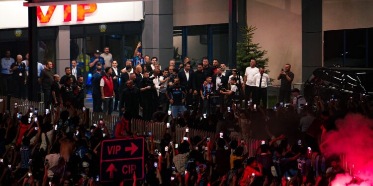 Fervor en Estambul tras la llegada de Mohamed Salah para sumarse al Trabzonspor Fervor en Estambul tras la llegada de Mohamed Salah para sumarse al Trabzonspor