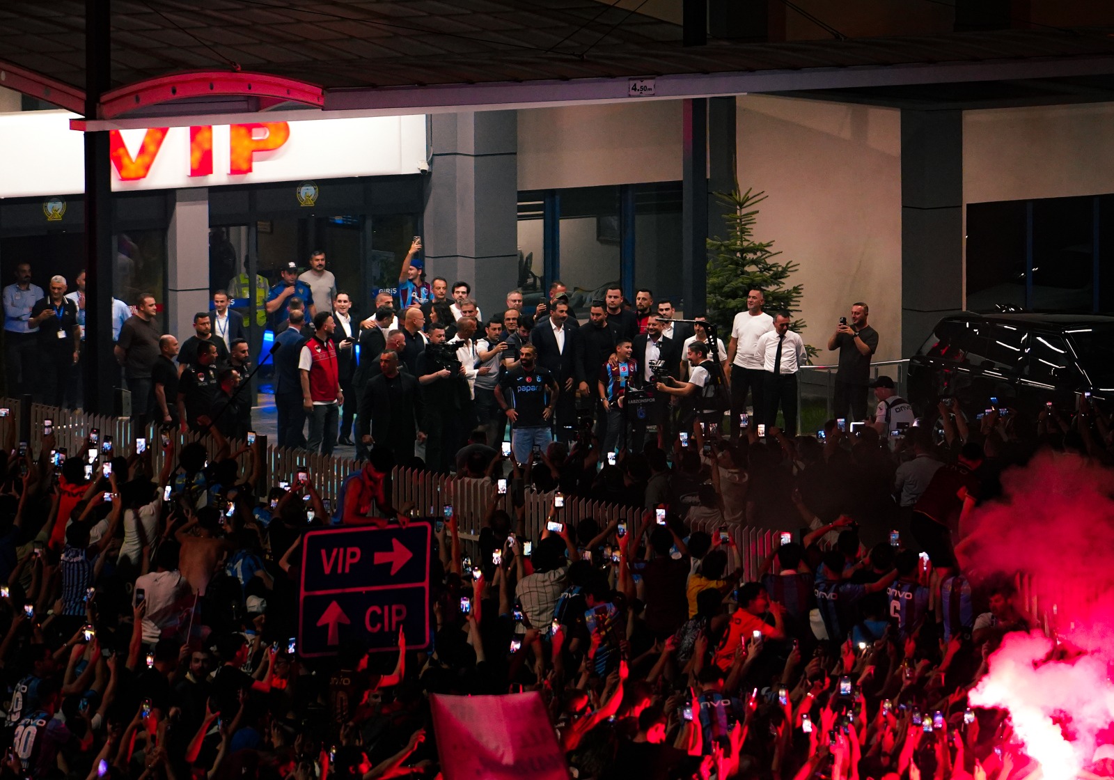 Fervor en Estambul tras la llegada de Mohamed Salah para sumarse al Trabzonspor Fervor en Estambul tras la llegada de Mohamed Salah para sumarse al Trabzonspor
