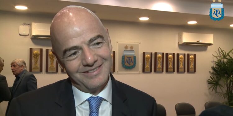 Gianni Infantino y Alejandro Domínguez asisten a la toma de posesión presidencial en Colombia