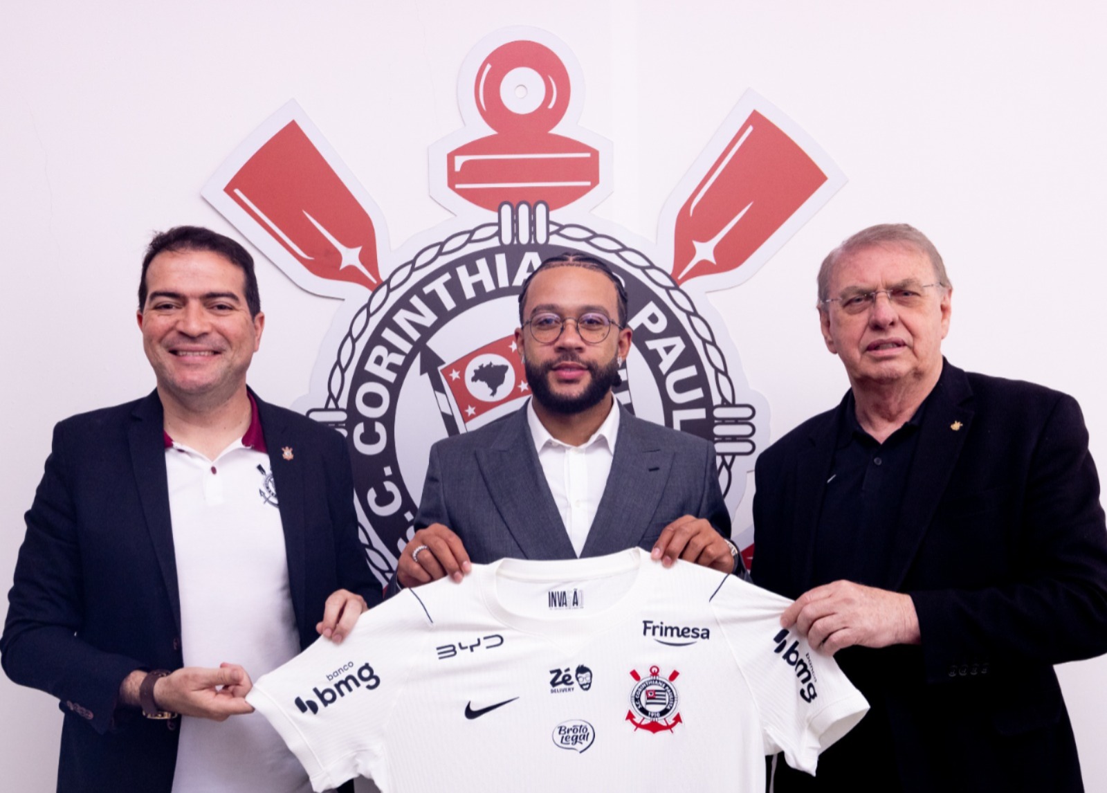 Corinthians dio marcha atrás y confirmó la renovación de Memphis Depay hasta 2028