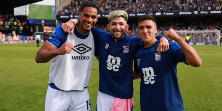 Julio Enciso brilla y le gana el duelo a Omar Alderete en el arranque de la Premier League Julio Enciso brilla y le gana el duelo a Omar Alderete en el arranque de la Premier League