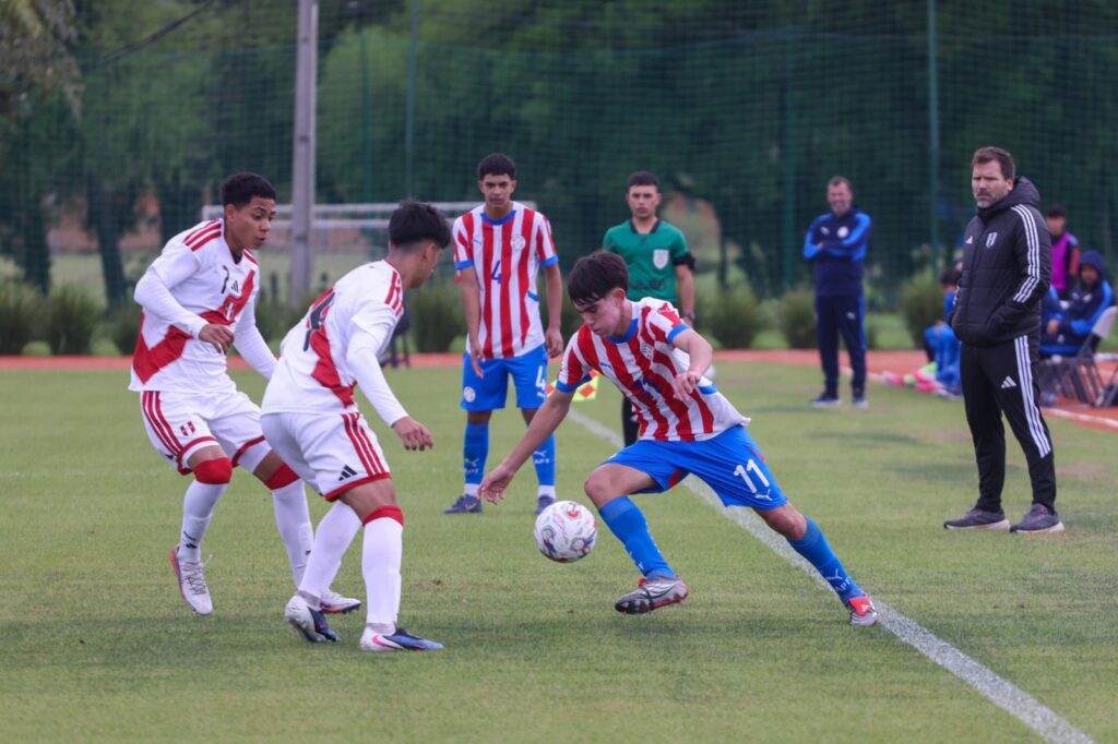 La Albirroja Sub 16 enfrenta a Perú en su segundo amistoso de preparación en Ypané La Albirroja Sub 16 enfrenta a Perú en su segundo amistoso de preparación en Ypané
