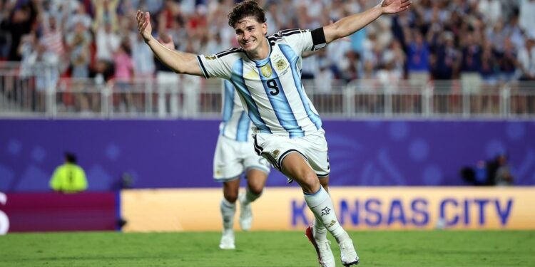 Joan Laporta ratifica el interés del Barcelona por Julián Álvarez pese a las trabas del Atlético de Madrid Joan Laporta ratifica el interés del Barcelona por Julián Álvarez pese a las trabas del Atlético de Madrid