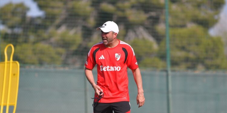 Eduardo Coudet renuncia a la dirección técnica de River Plate tras la eliminación en la Copa Sudamericana