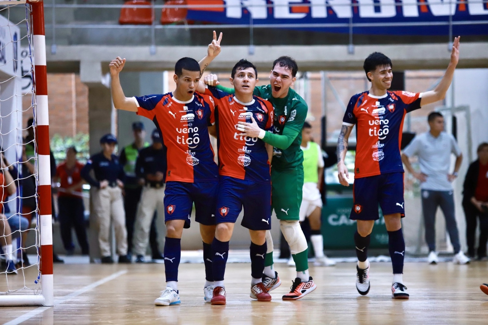 Cerro Porteño clasifica a la final de la Liga Premium de Futsal tras golear a Olimpia en Capiatá Cerro Porteño clasifica a la final de la Liga Premium de Futsal tras golear a Olimpia en Capiatá