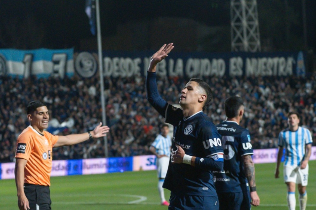 Álex Arce convierte en la victoria de Independiente Rivadavia sobre Racing Club Álex Arce convierte en la victoria de Independiente Rivadavia sobre Racing Club