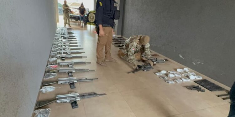 Incautaron un arsenal de guerra y marihuana premium en Pedro Juan Caballero, dos hermanos fueron detenidos
