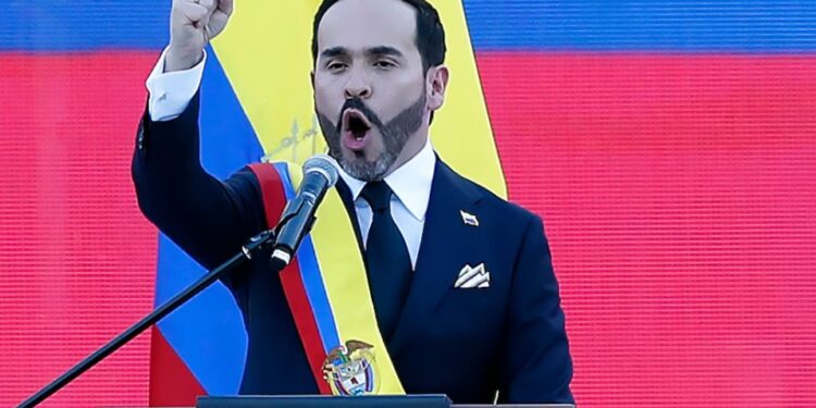 «El que está de rodillas delante de Dios jamás será vencido», afirmó el nuevo presidente de Colombia