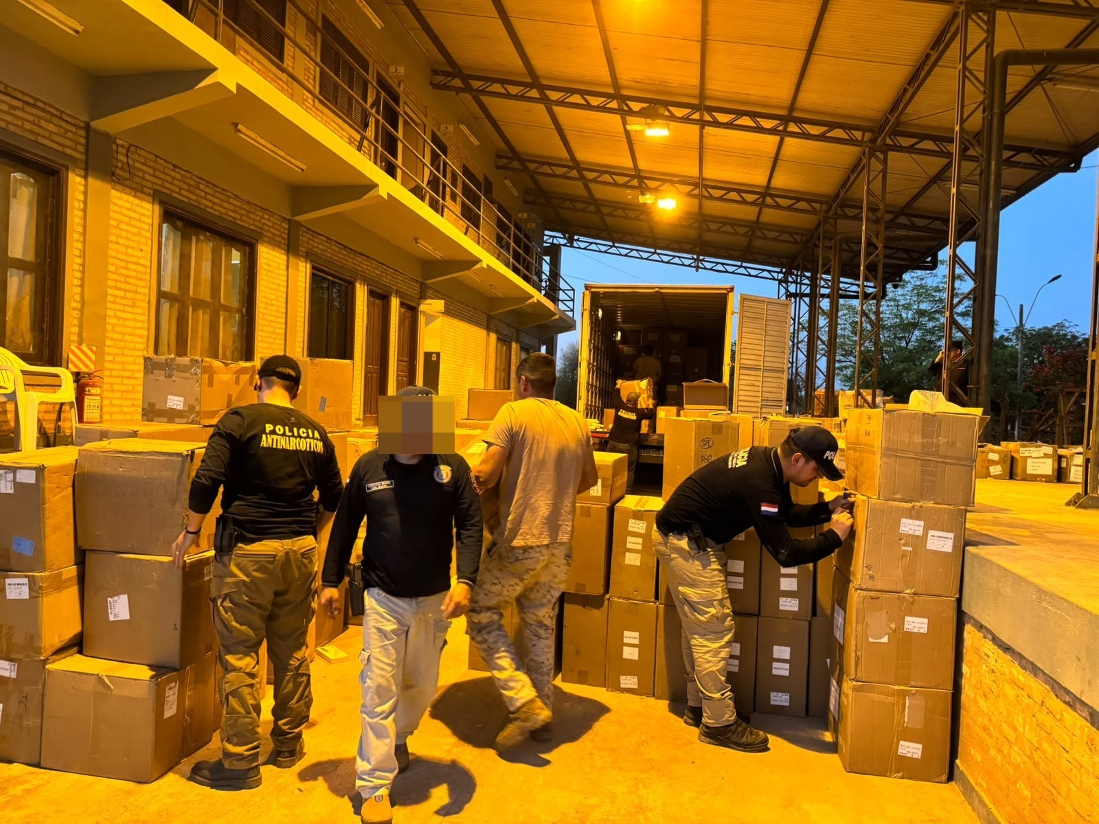 Un llamativo procedimiento policial se realizó en el empalme La Patria-Infante Rivarola, Boquerón Un llamativo procedimiento policial se realizó en el empalme La Patria-Infante Rivarola, Boquerón