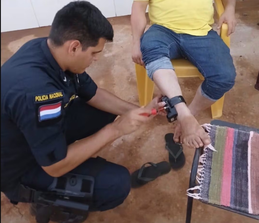 Intentó manipular su tobillera electrónica, pero lo descubrieron Intentó manipular su tobillera electrónica, pero lo descubrieron