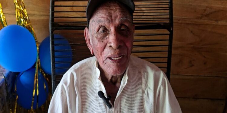 “Trabajar mucho, encomendarse a Dios y comer sano”: la fórmula de José Flores, de 119 años “Trabajar mucho, encomendarse a Dios y comer sano”: la fórmula de José Flores, de 119 años