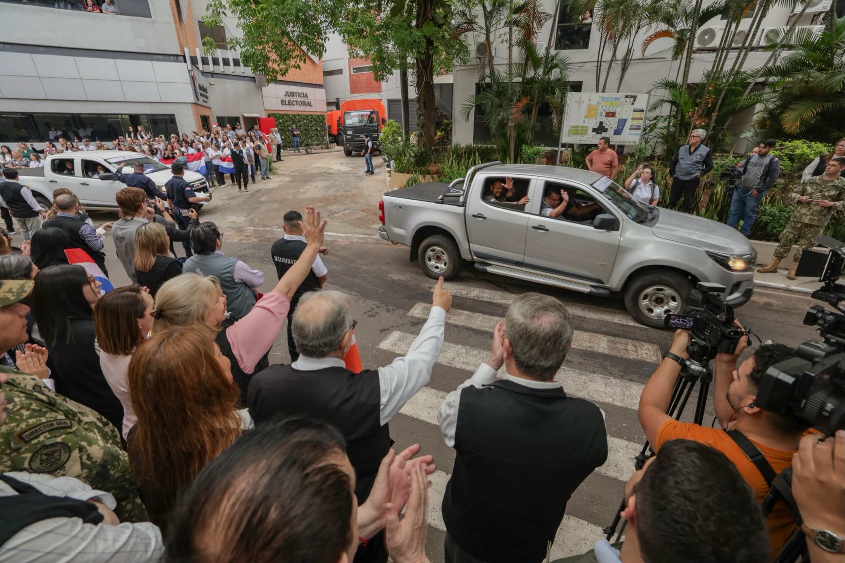 TSJE despliega maletines y máquinas de votación rumbo a los distritos del interior