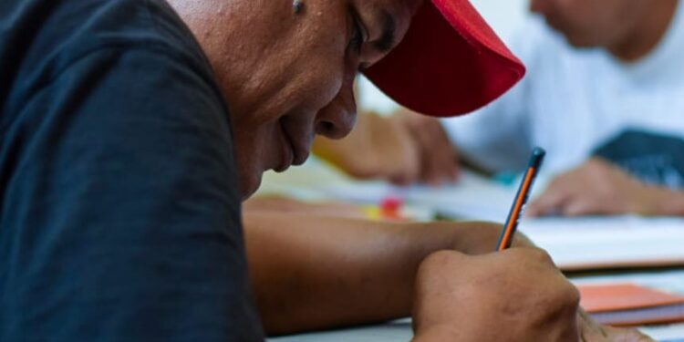 ALFALIT brinda una nueva oportunidad a adultos que no pudieron aprender a leer y escribir
