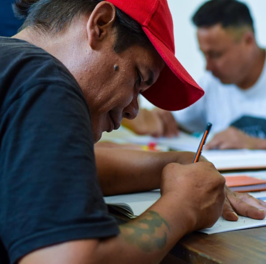 ALFALIT brinda una nueva oportunidad a adultos que no pudieron aprender a leer y escribir