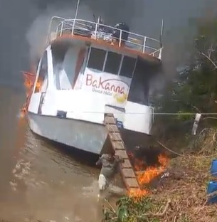 Susto en el río Paraguay: Incendio consume el Barco-Hotel Bakanna tras la explosión de una garrafa