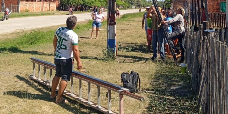 Carmelo Peralta soporta más de 15 horas sin luz en medio de un calor de 43 °C y el colapso de las escuelas Carmelo Peralta soporta más de 15 horas sin luz en medio de un calor de 43 °C y el colapso de las escuelas