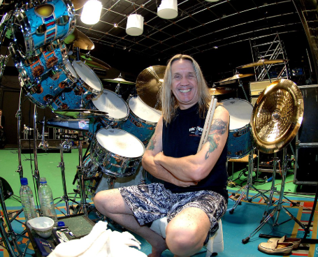 Nicko McBrain cuenta cómo su encuentro con Cristo transformó su vida
