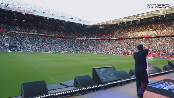Old Trafford se convirtió en escenario de oración y adoración a Jesús Old Trafford se convirtió en escenario de oración y adoración a Jesús