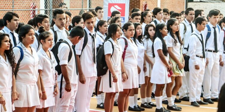 Docentes vinculan bajos resultados de PISA con la falta de inversión en educación