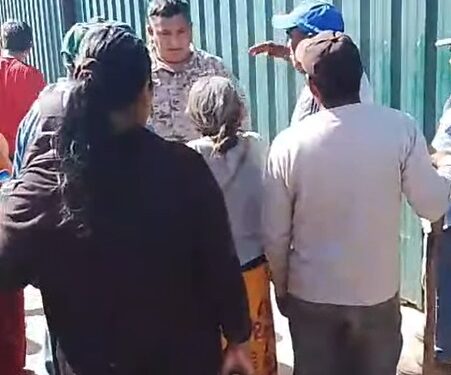Tras momentos de tensión, la Policía logra controlar manifestación frente a la Gobernación de Boquerón Tras momentos de tensión, la Policía logra controlar manifestación frente a la Gobernación de Boquerón