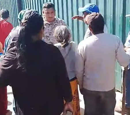 Tras momentos de tensión, la Policía logra controlar manifestación frente a la Gobernación de Boquerón Tras momentos de tensión, la Policía logra controlar manifestación frente a la Gobernación de Boquerón