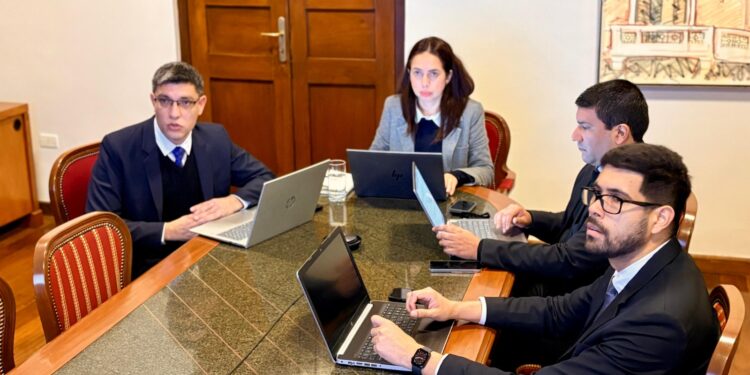 El déficit fiscal alcanza el 1,7% del PIB a agosto impulsado por la inversión en obras, salud y programas sociales El déficit fiscal alcanza el 1,7% del PIB a agosto impulsado por la inversión en obras, salud y programas sociales