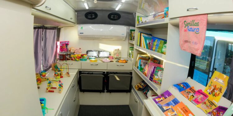 BiblioBus lleva lectura, juegos y estimulación a niños de comunidades del Chaco