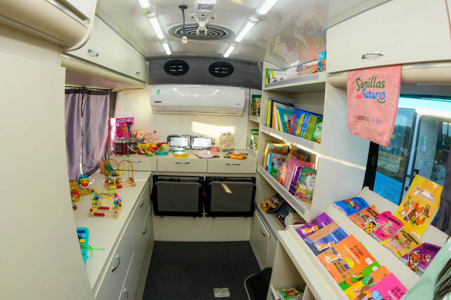 BiblioBus lleva lectura, juegos y estimulación a niños de comunidades del Chaco BiblioBus lleva lectura, juegos y estimulación a niños de comunidades del Chaco