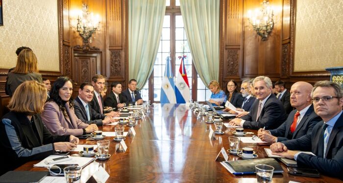 Paraguay y Argentina afirman compromiso de integración con avances en infraestructura, energía e hidrovía Paraguay y Argentina afirman compromiso de integración con avances en infraestructura, energía e hidrovía