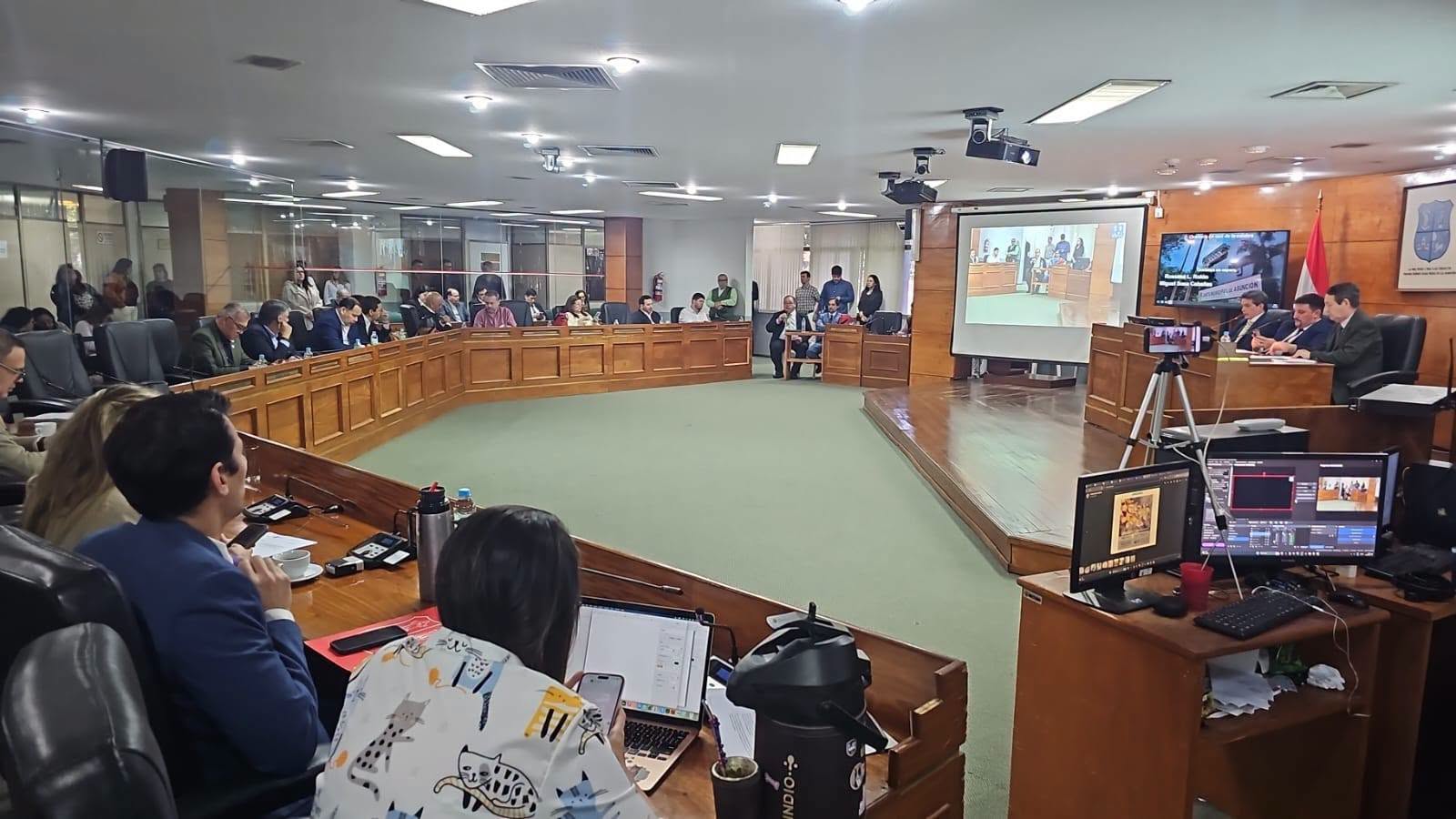 Contrato municipal eleva jubilación a 20 salarios y desata fuerte disputa en Asunción