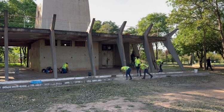 «Servicio que Reconstruye»: personas privadas de libertad realizan tareas de mantenimiento urbano en Concepción «Servicio que Reconstruye»: personas privadas de libertad realizan tareas de mantenimiento urbano en Concepción
