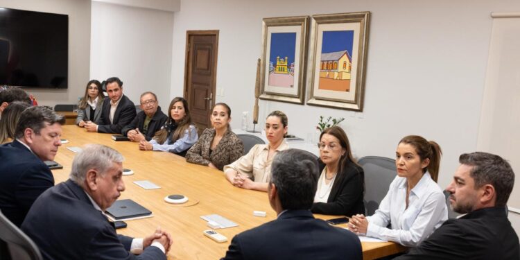 Gobierno y SINAMED acuerdan reajuste de G. 2 millones para médicos y desprecarización de 2.300 contratados
