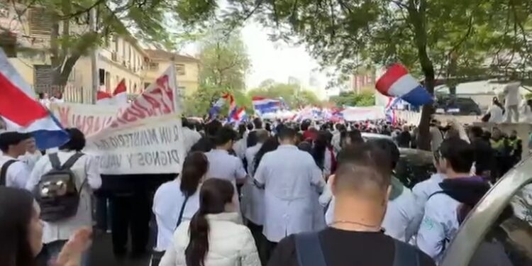 Nakayama exige respuestas del Gobierno y plantea financiamiento de salud recortando corrupción Nakayama exige respuestas del Gobierno y plantea financiamiento de salud recortando corrupción