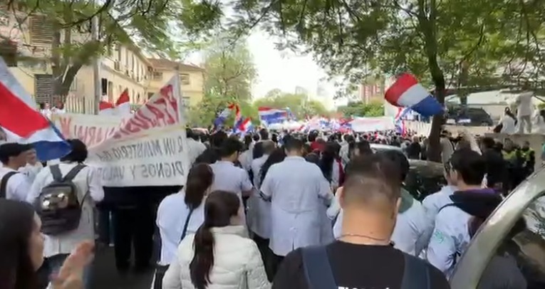Nakayama exige respuestas del Gobierno y plantea financiamiento de salud recortando corrupción