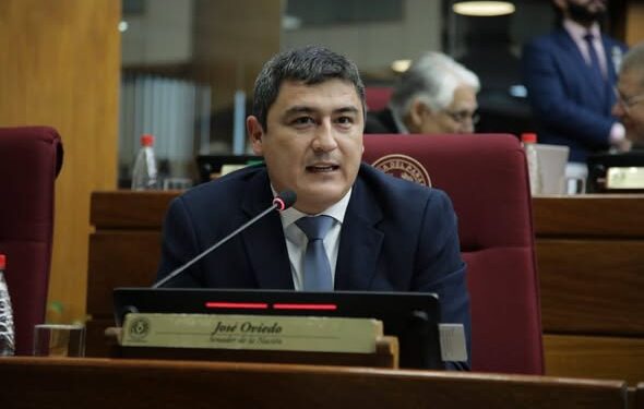 Senador rechaza subir impuestos y propone recortar USD 1.500 millones en malgasto público