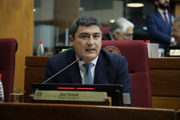 Senador rechaza subir impuestos y propone recortar USD 1.500 millones en malgasto público Senador rechaza subir impuestos y propone recortar USD 1.500 millones en malgasto público