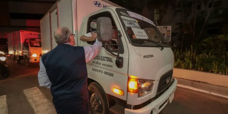 Maletines y máquinas de votación partieron rumbo a Alto Paraguay y Concepción Maletines y máquinas de votación partieron rumbo a Alto Paraguay y Concepción