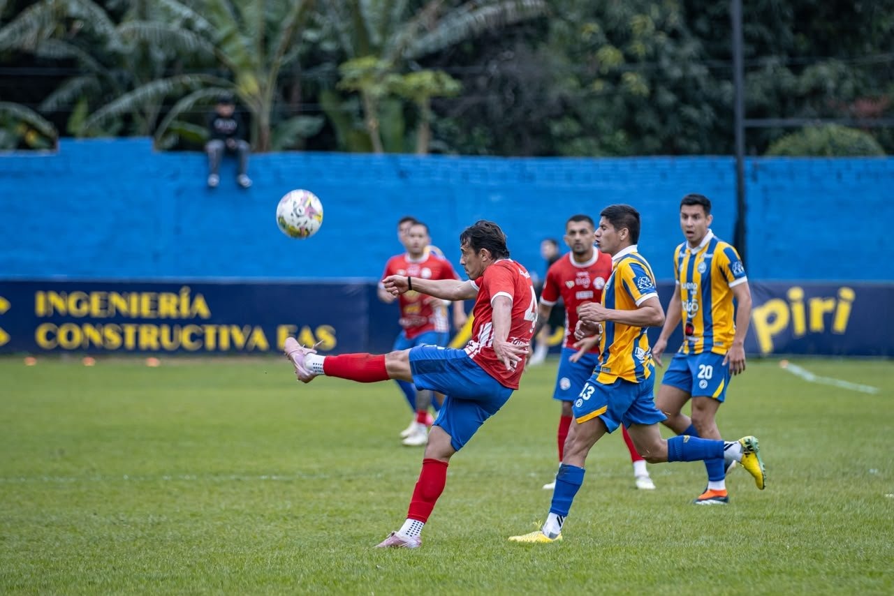 Paridad en J. Augusto Saldívar tras un final con emociones entre Cristóbal Colón y Colegiales