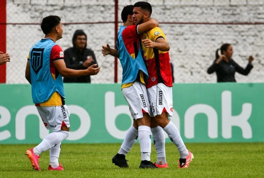 Santaní golea a Tacuary en Villa Hayes y se acomoda en la tabla de la Intermedia Santaní golea a Tacuary en Villa Hayes y se acomoda en la tabla de la Intermedia