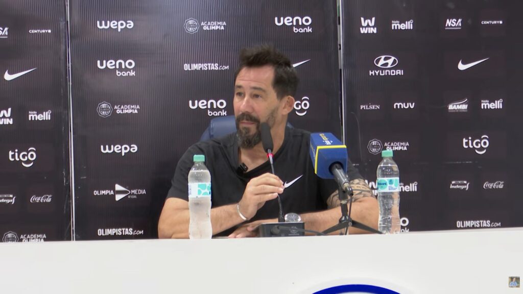 Pablo Sánchez destaca la paciencia de Olimpia y cuestiona ciertas fallas en el arbitraje tras el triunfo ante Trinidense