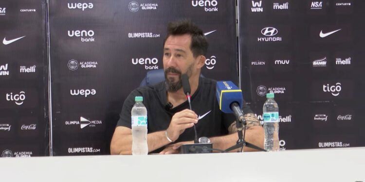 Pablo Sánchez destaca la paciencia de Olimpia y cuestiona ciertas fallas en el arbitraje tras el triunfo ante Trinidense