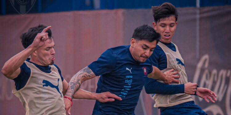 Gustavo Costas recupera piezas clave en el mediocampo de Cerro Porteño para medir a Guaraní