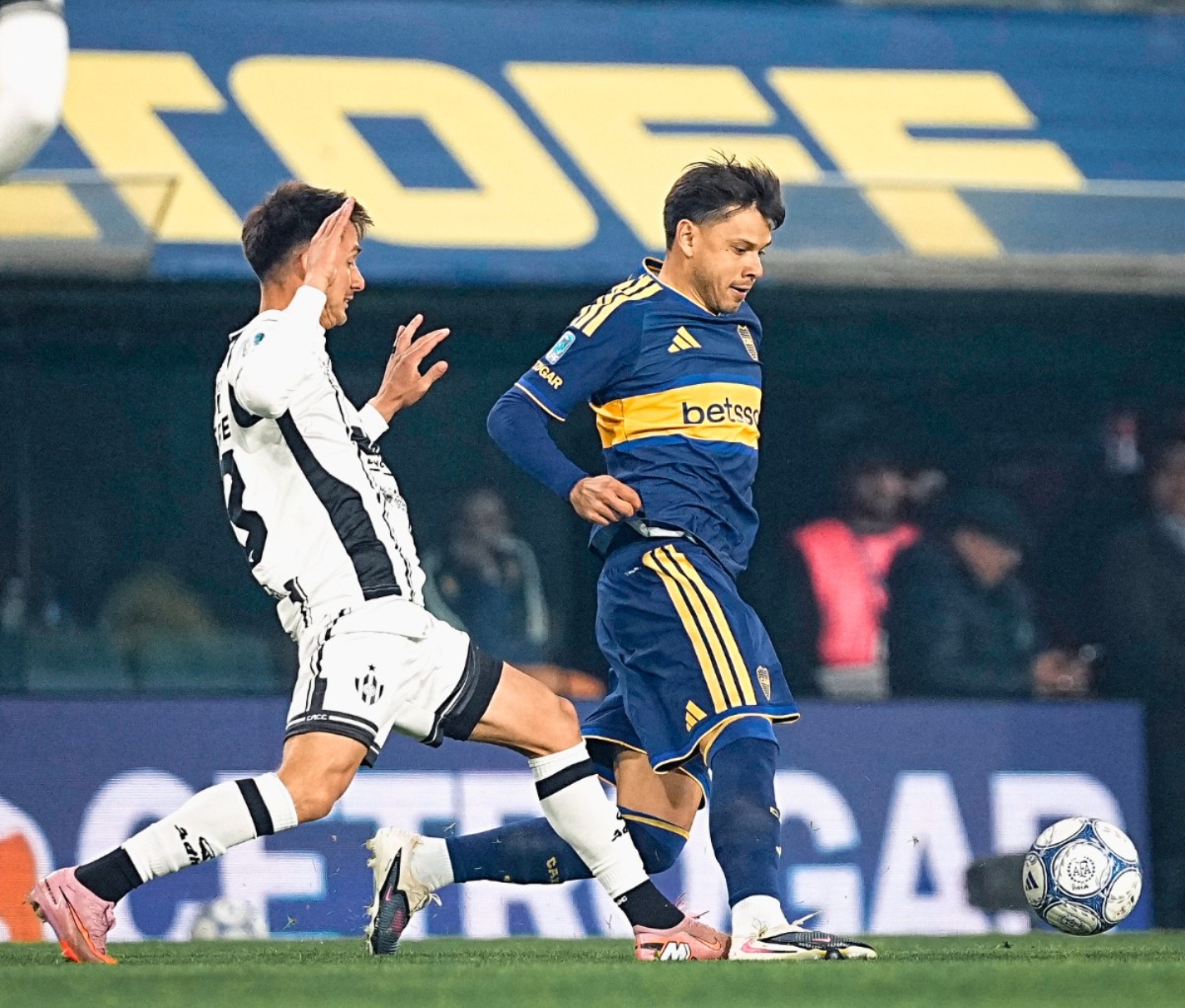 Noche soñada en La Bombonera: Ángel Romero brilló con un doblete extraordinario en la victoria de Boca Juniors