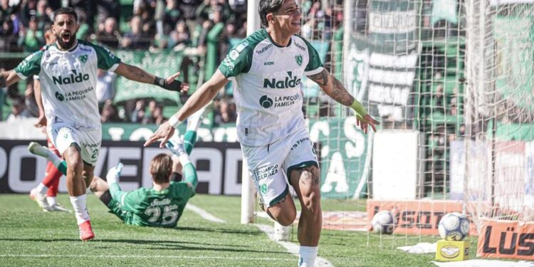 Junior Marabel convierte en el empate de Sarmiento y sostiene su gran momento en el fútbol argentino