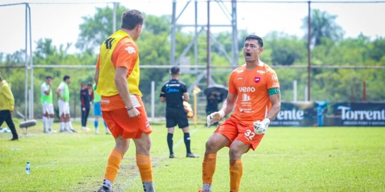 Paraguarí Atlético Club sorprende al puntero General Caballero JLM en Carapeguá Paraguarí Atlético Club sorprende al puntero General Caballero JLM en Carapeguá