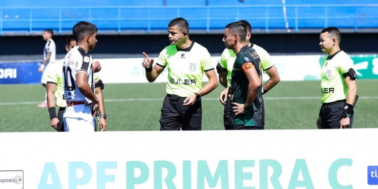 ¡Jueces designados para la batalla por el ascenso! La APF confirmó los pitos para la fecha 18 de la Primera C ¡Jueces designados para la batalla por el ascenso! La APF confirmó los pitos para la fecha 18 de la Primera C