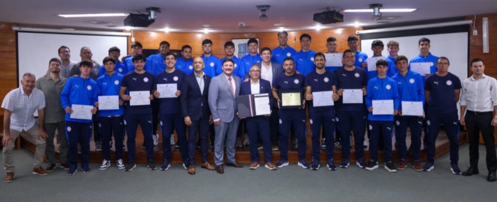 ¡Merecido homenaje para los campeones! La Junta Municipal de Asunción premió el histórico logro de la Albirroja Sub 16